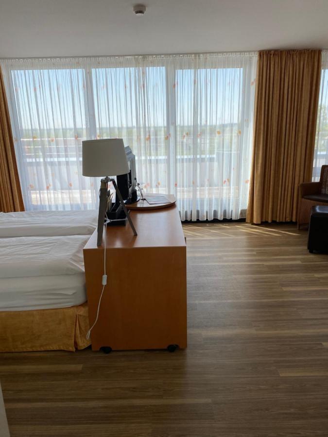 Nordseehotel Benser Hof Am Hafen Бензерзил Екстериор снимка