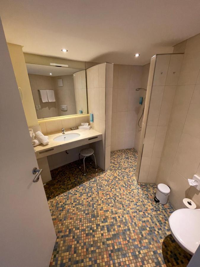 Nordseehotel Benser Hof Am Hafen Бензерзил Екстериор снимка