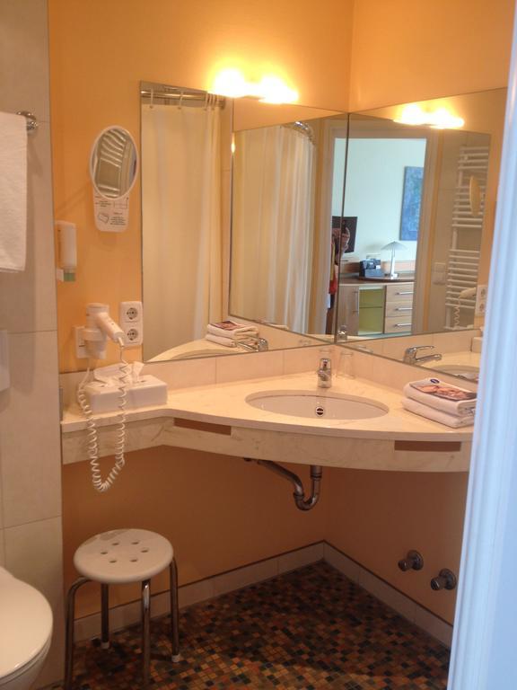 Nordseehotel Benser Hof Am Hafen Бензерзил Стая снимка
