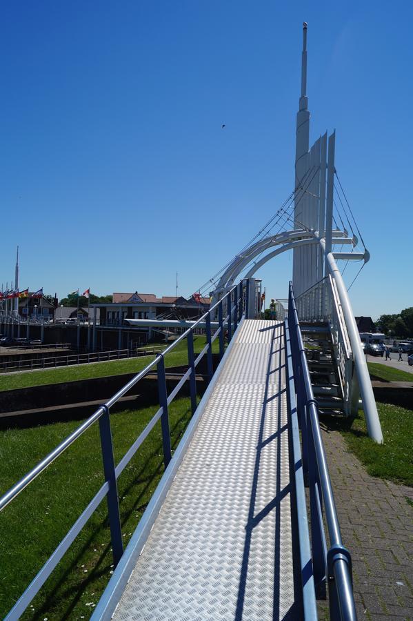 Nordseehotel Benser Hof Am Hafen Бензерзил Екстериор снимка