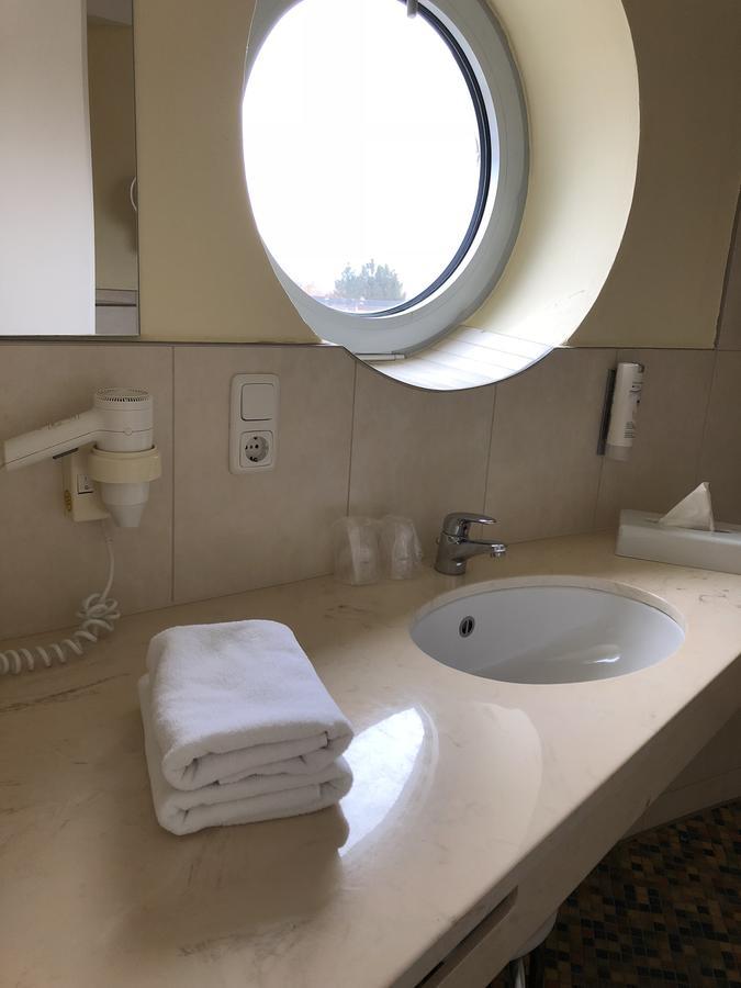 Nordseehotel Benser Hof Am Hafen Бензерзил Екстериор снимка