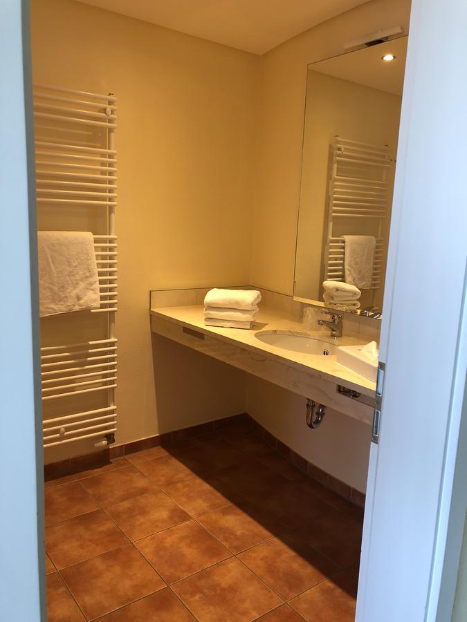 Nordseehotel Benser Hof Am Hafen Бензерзил Екстериор снимка