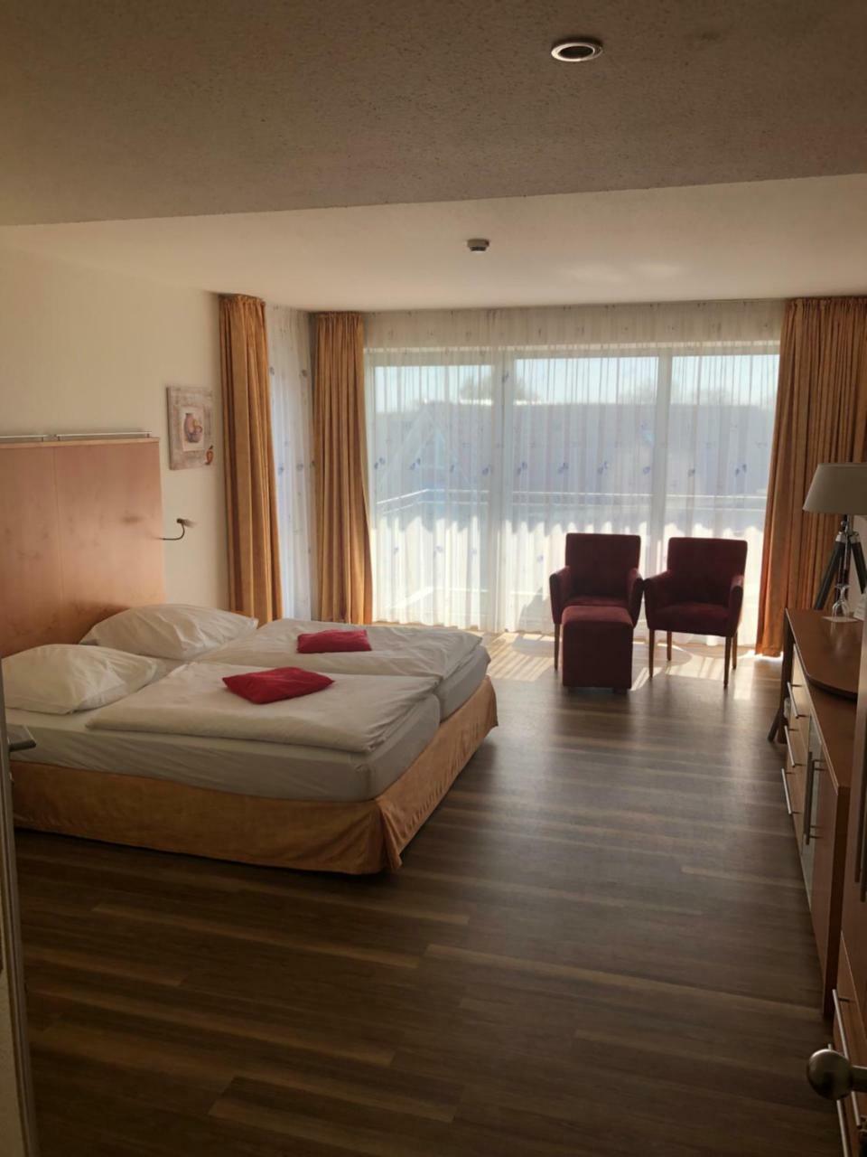 Nordseehotel Benser Hof Am Hafen Бензерзил Екстериор снимка