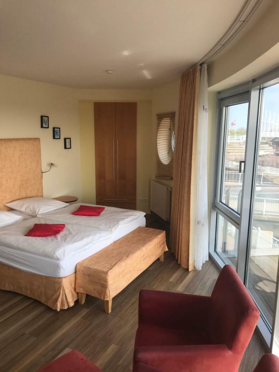 Nordseehotel Benser Hof Am Hafen Бензерзил Екстериор снимка