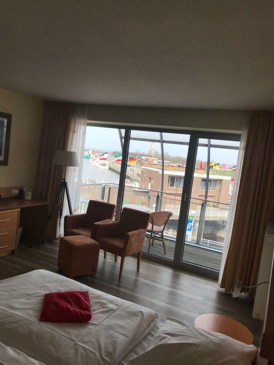 Nordseehotel Benser Hof Am Hafen Бензерзил Екстериор снимка